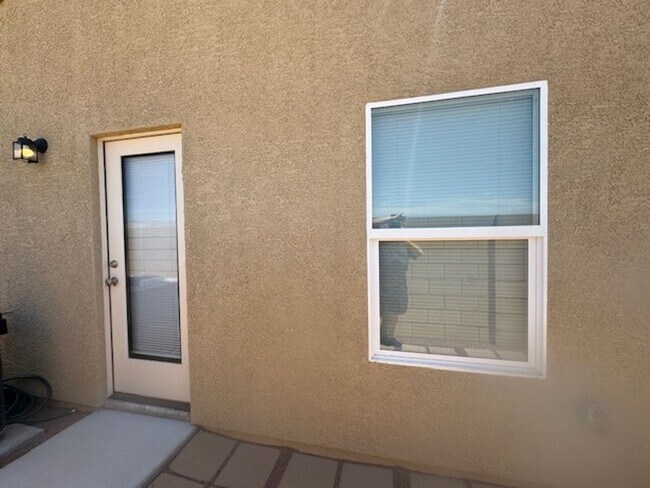Building Photo - 3 BR 2BA Community with Gated entry, Near Rotary Park Sports fields and Colorado River Boat ramp/...