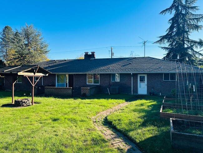Building Photo - Vintage Remodel