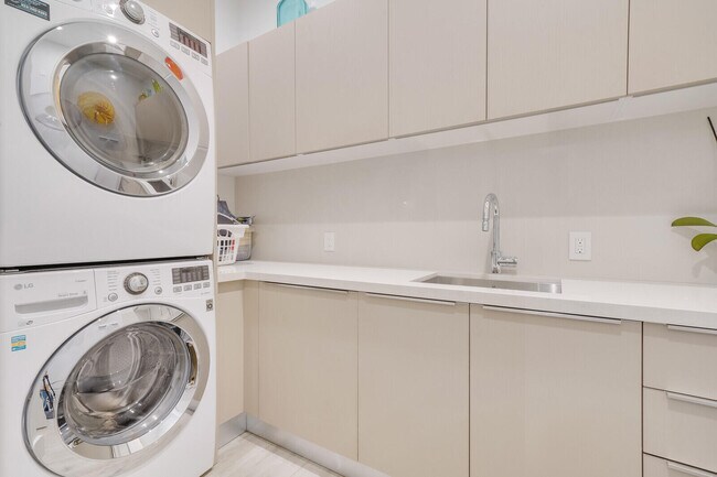 Building Photo - 4011 Bayview Dr