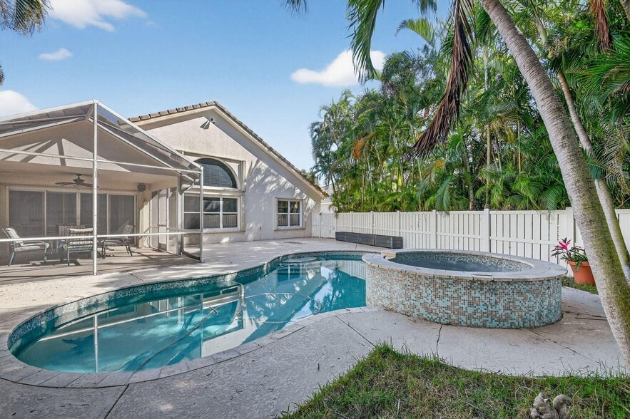 Building Photo - 2725 Pointe Cir