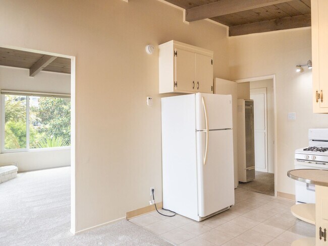 Building Photo - 2BR/1BA Shared Garage + W/D + Deck PROGRES...