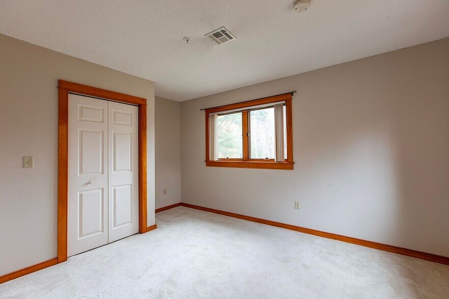 Building Photo - 33 Clearwater Dr