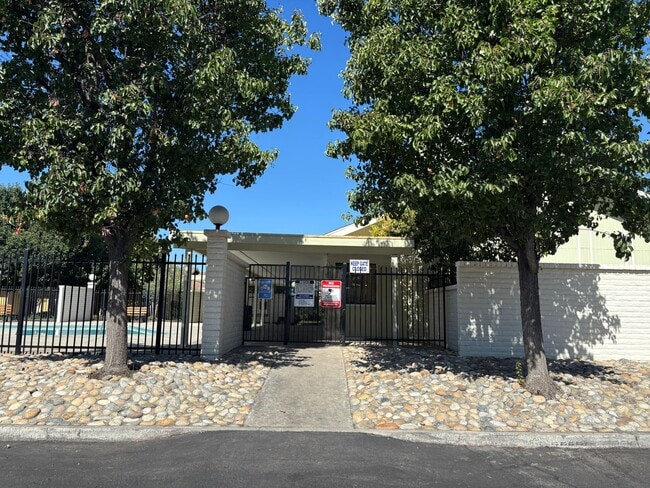 Building Photo - Completely remodeled and updated condo close to Fresno State and shopping. *Ask about the Move-in...
