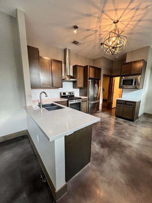 Building Photo - Gorgeous Condo minutes from The Pearl