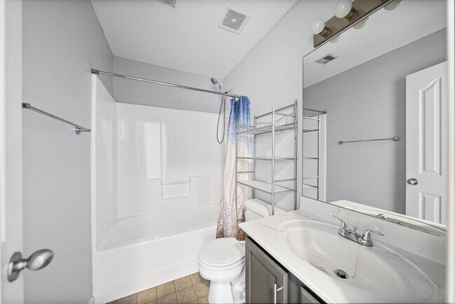 Building Photo - Pet Friendly Three Bedroom!