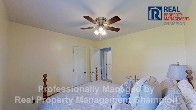 Building Photo - Spacious and Beautifully Updated 3 BD/2 BA Home on Large Lot