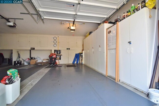 Building Photo - Beautifully Updated 2-bedroom 2 bath Condo...