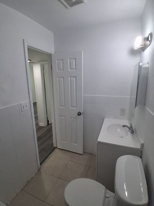 Building Photo - 401 SW 13th Pl