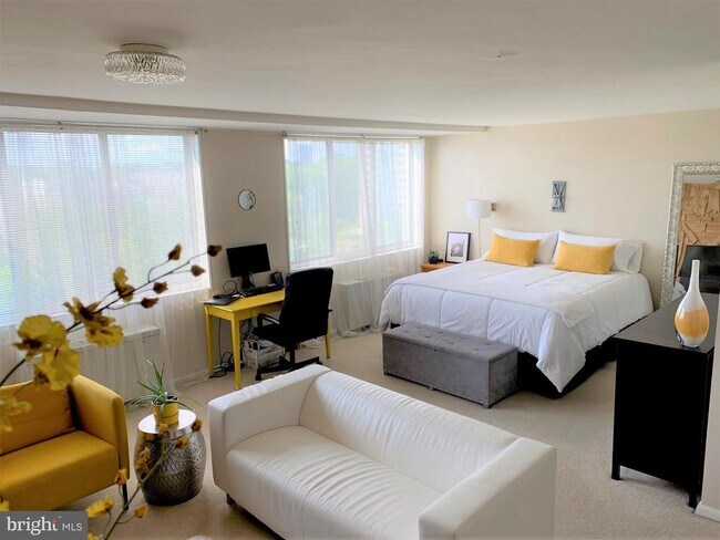 Building Photo - 10401 Grosvenor Pl