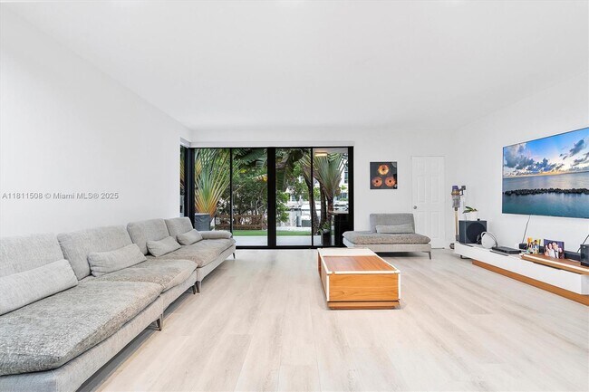 Building Photo - 300 Poinciana Island Dr