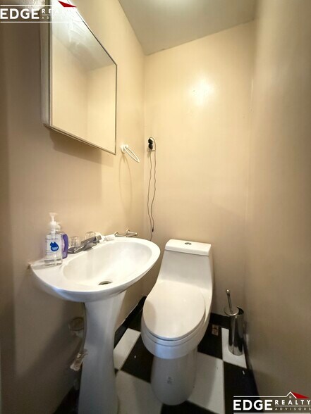 Building Photo - 223 Parsons St