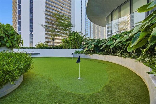 Building Photo - 700 NE 24th St