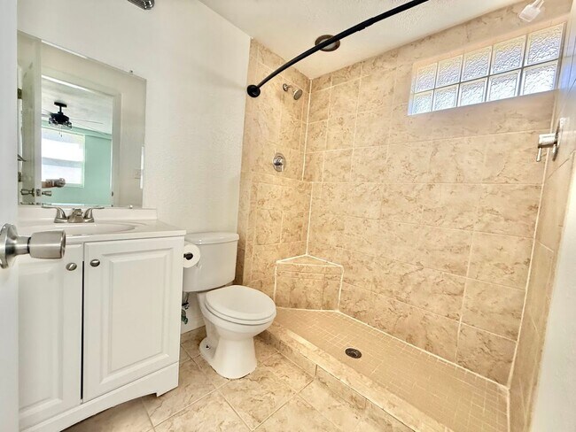 Building Photo - Super Cute 3/2 Close to Downtown!