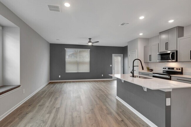 Building Photo - UPGRADED 3 BD 3 BATH MURFREESBORO TOWNHOME IN RIVER LANDING