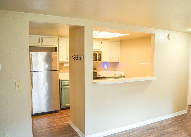 Building Photo - FIRST MONTH FREE! Rockwood Villas 3 bedroom 3 bath