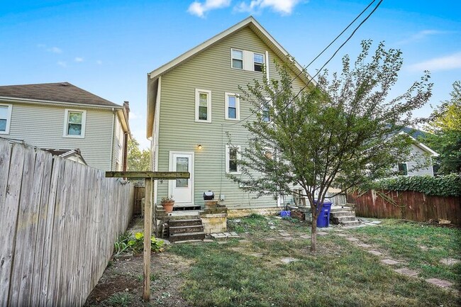 Building Photo - 1351 N 5th St