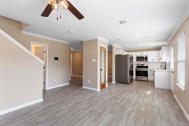 Building Photo - 838 Royal George Ln