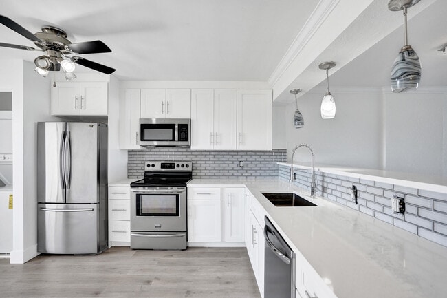 Building Photo - 1631 Riverview Rd