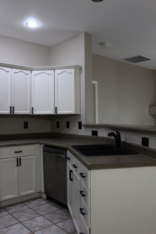 Building Photo - Charming 2 BR/2 BA Condo located in Little...
