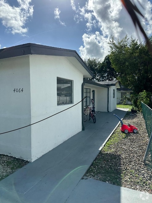Building Photo - 4064 SW 52nd St