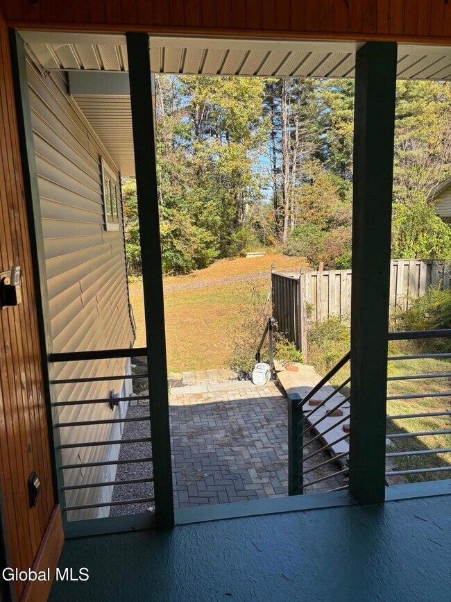 Building Photo - 443 Creek Rd