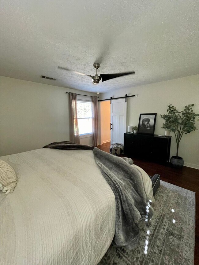 Building Photo - Beautiful newly renovated 3 bedroom 2 bath...