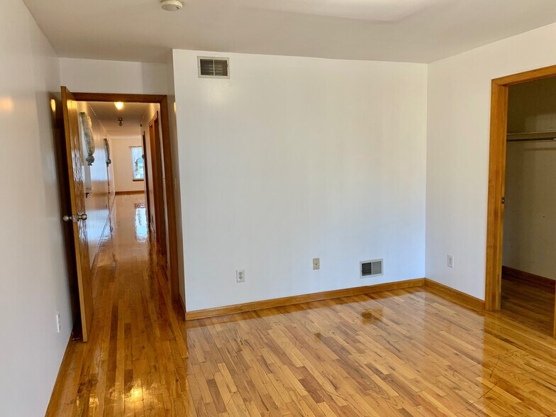 Building Photo - 422A Warren St