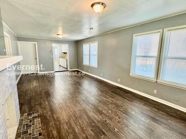 Building Photo - 3 Bed, 2 Bath with Fenced Yard / Pet-Friendly / Available Now!