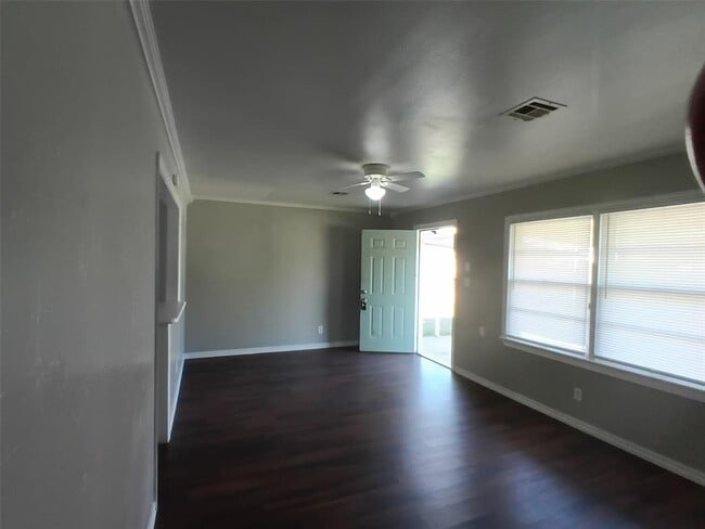 Building Photo - 1024 S Holly Dr