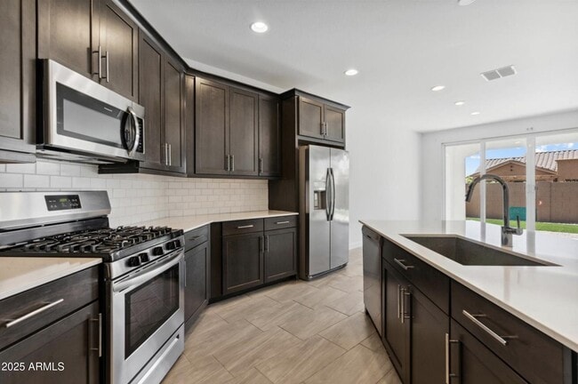 Building Photo - 565 E White Wing Dr