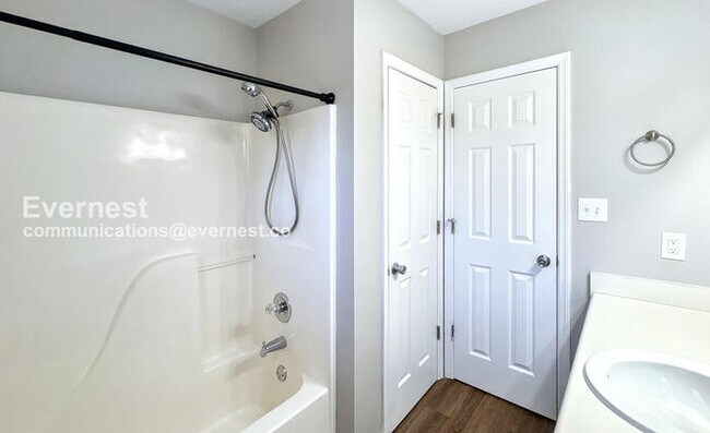 Building Photo - 450 Loveless Rd