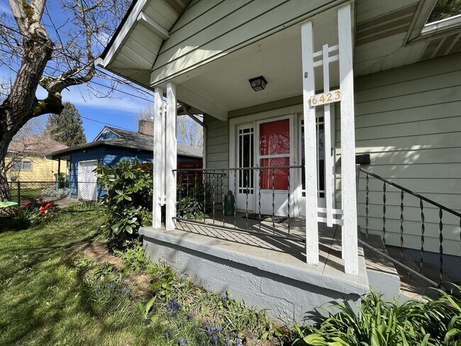 Building Photo - Charming St. Johns Bungalow with Fireplace, Bonus Space & Large Backyard