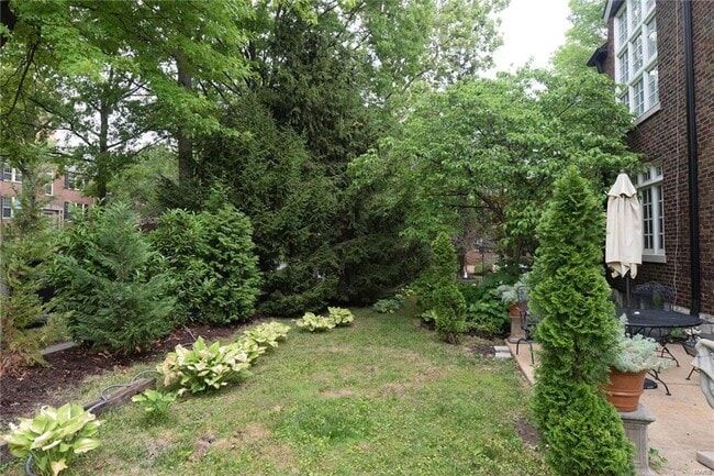 Building Photo - 7572-74 York