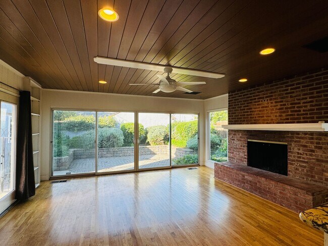 Building Photo - Charming 2 Bed, 2 Bath Home near UOP