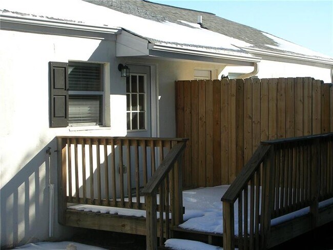 Building Photo - 1000 Stone Gate Ln SE