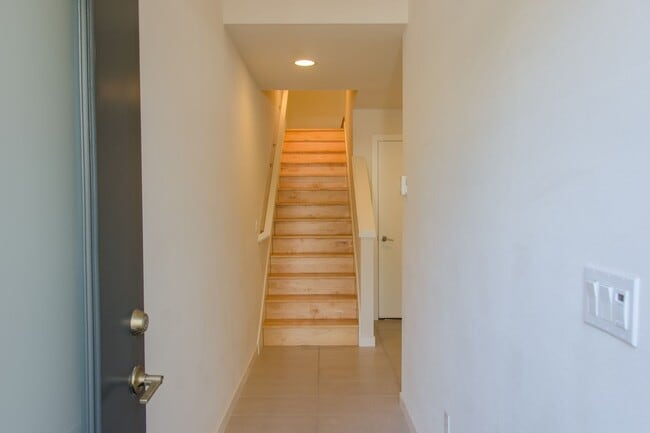 Building Photo - 3Bd/2.5Ba Seattle Townhouse
