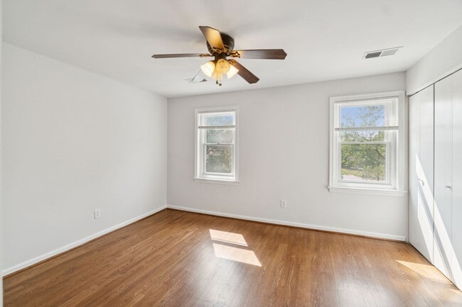 Building Photo - Wonderful, 4 level Arlington Brick townhome!
