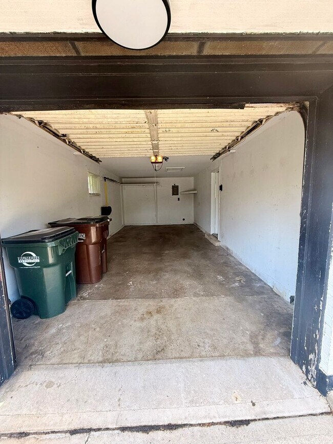 Building Photo - Move-In Ready 2BR with Stunning Granite + Fenced Backyard