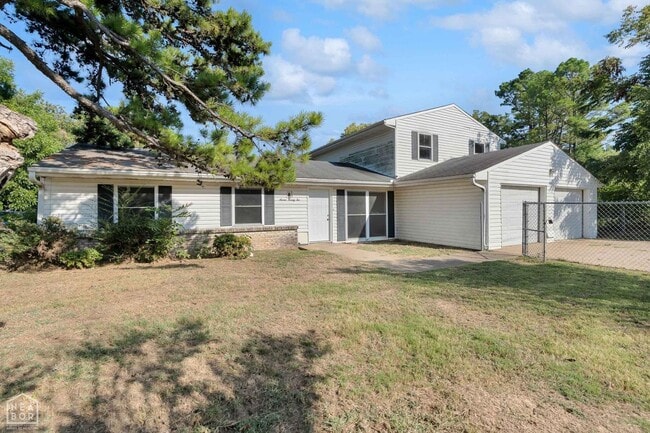 Building Photo - 722 Kitchen St