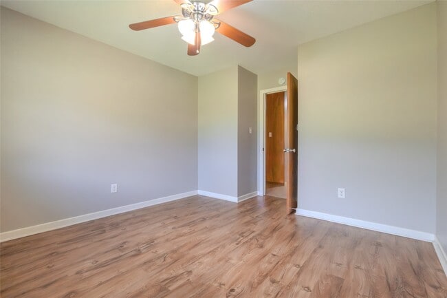 Building Photo - 2308 Hillcrest Dr