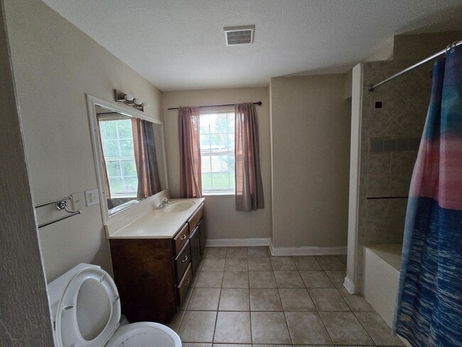 Building Photo - Charming 2-bedroom, 2-bathroom home