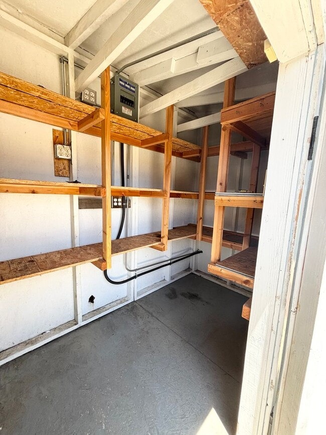 Building Photo - Lovely 3 Bedroom Home in Established Neigh...