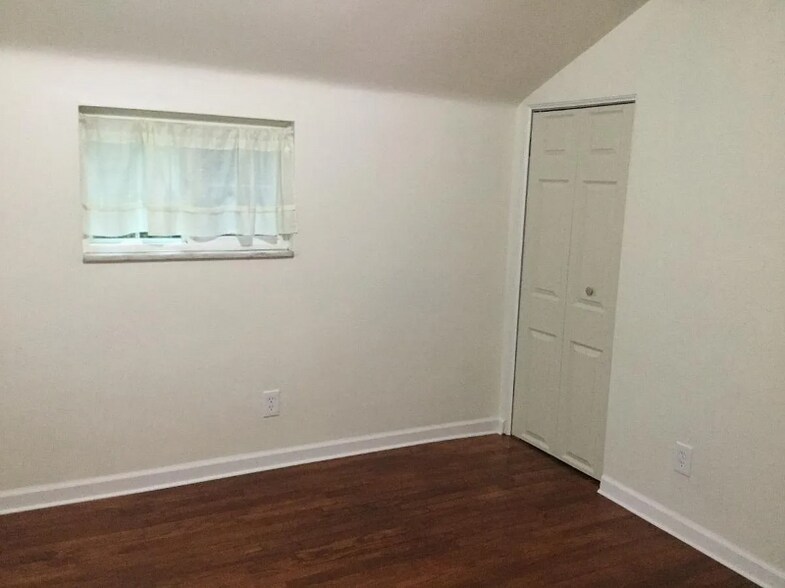 Building Photo - 733a Cribbs St