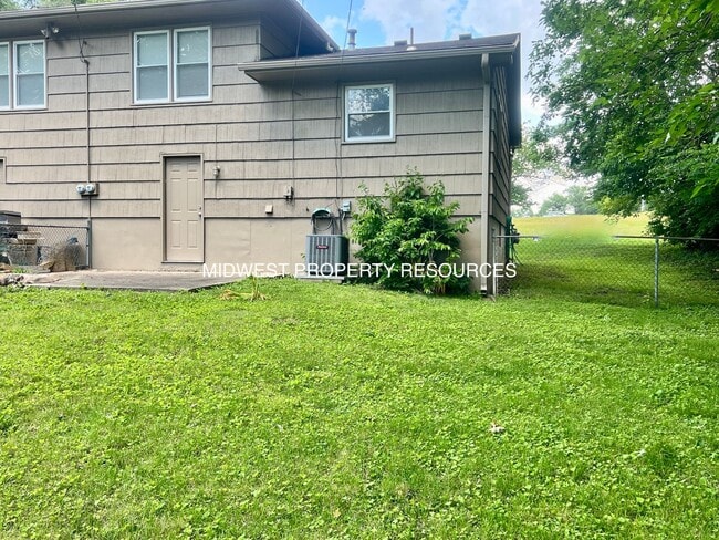 Building Photo - Freshly Updated 2 Bedroom Duplex