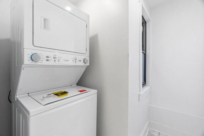 Building Photo - 54 Trumbull St