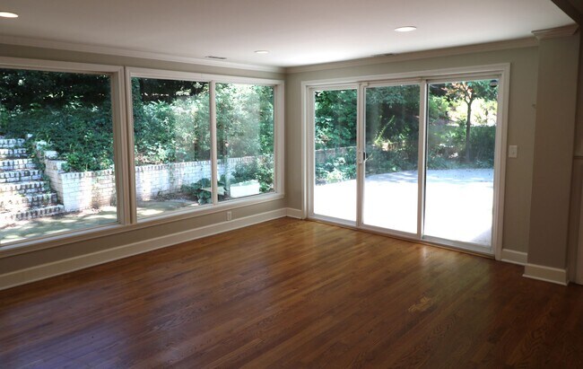 Building Photo - 2833 Wesleyan Ln
