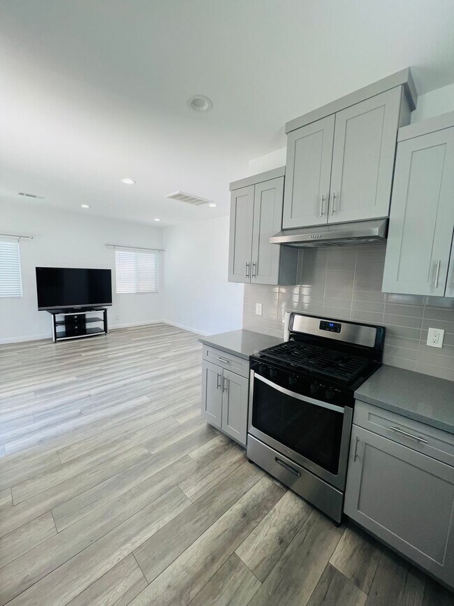 Building Photo - 1830 W Bernardy Pl