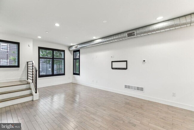 Building Photo - 2835 Edgemont St