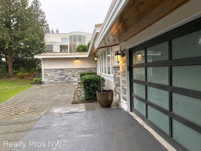 Building Photo - 3 br, 2.5 bath House - 1845 Evergreen Poin...