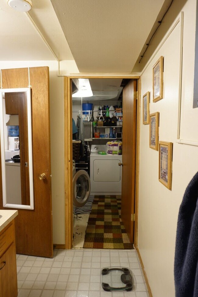 Building Photo - 2 Bedroom, 1 Bath duplex on Military Hill!